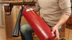 make-dry-ice-home-using-co2-fire-extinguisher.w654